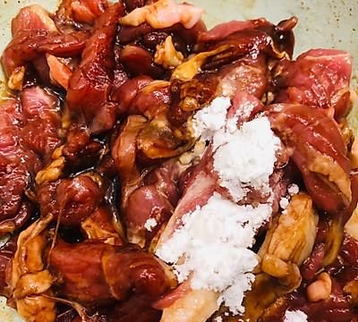 板栗炖牛肉最正宗的做法(牛肉炖板栗怎么炖才好吃)图2