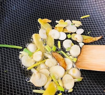 板栗炖牛肉最正宗的做法(牛肉炖板栗怎么炖才好吃)图3