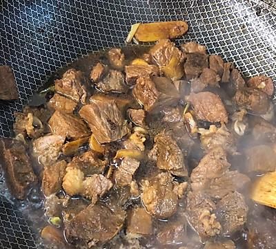 板栗炖牛肉最正宗的做法(牛肉炖板栗怎么炖才好吃)图4