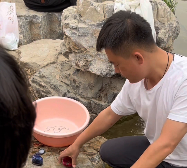 这衣服脏了也不能扔了啊 我帮你洗@热点小助手