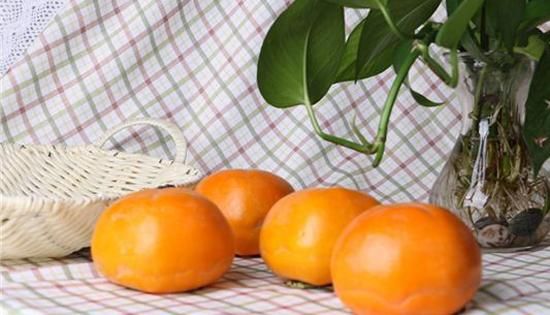 柿子里面的黑点是什么能吃吗 柿子树上柿子有黑点是怎么回事